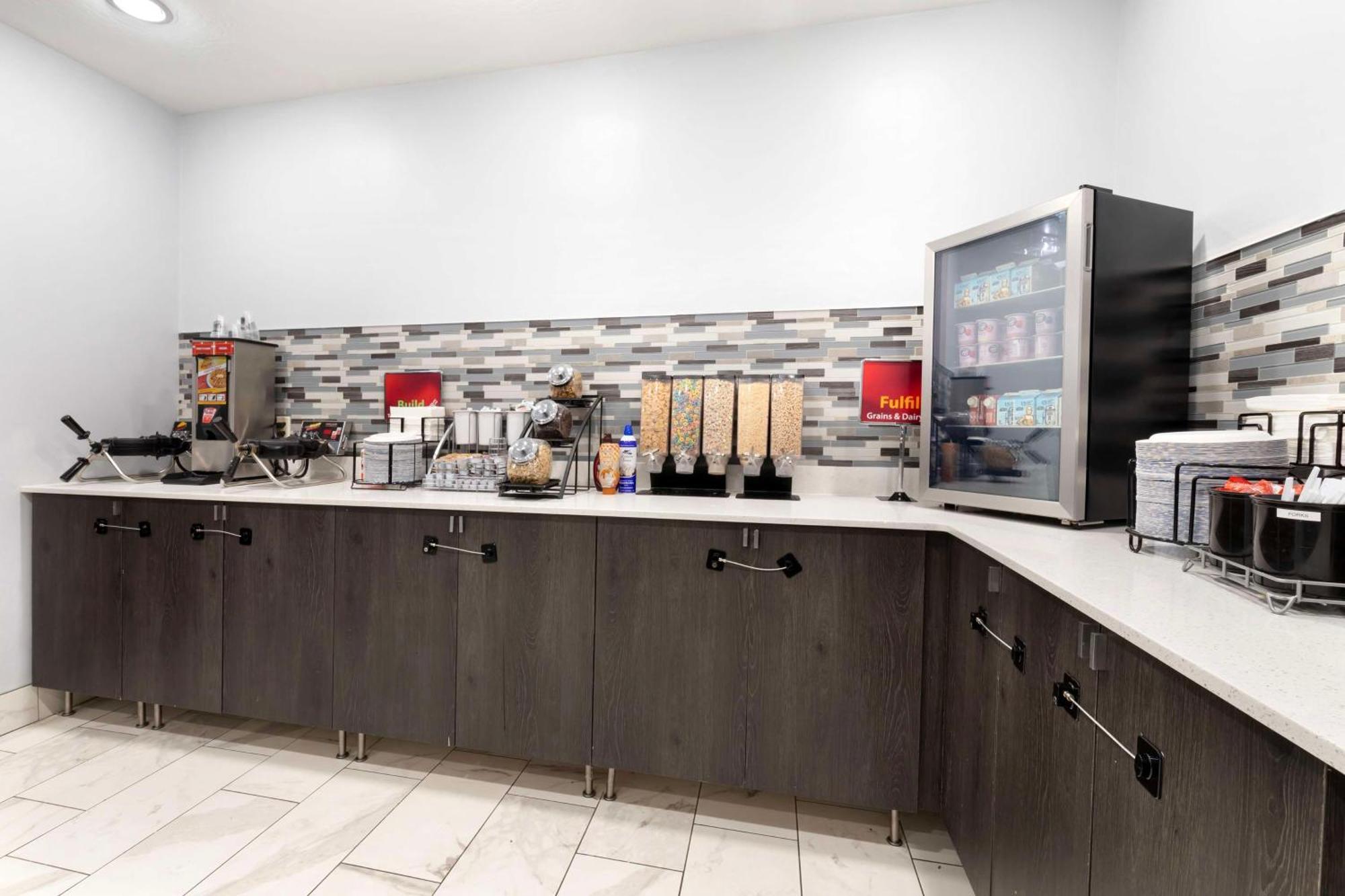 Best Western Plus Appleton Airport Mall Hotel Экстерьер фото