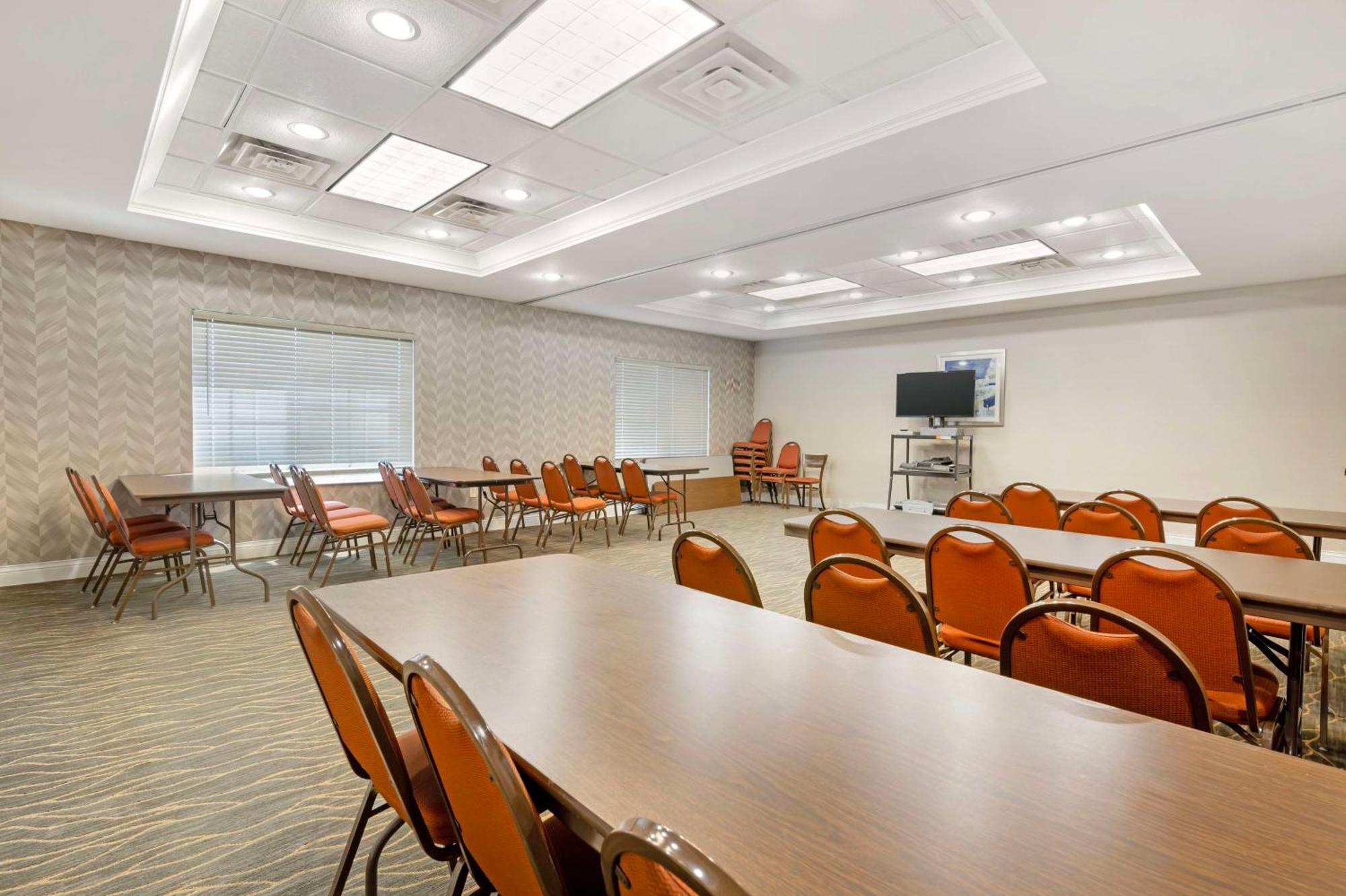 Best Western Plus Appleton Airport Mall Hotel Экстерьер фото